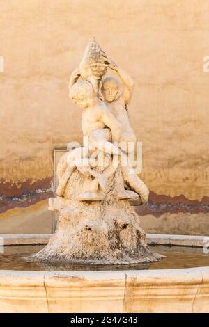 Ein Spaziergang durch die Straßen von Rosolini, Provinz Syrakus, Sizilien, Italien. (Triton-Brunnen auf dem Masaniello-Platz). Stockfoto