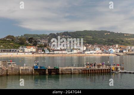 Die Stadt Lyme Regis an der Küste des Ärmelkanals, aufgenommen vom Cobb und zeigt die Hafenmauern, Dorset, England, Großbritannien Stockfoto