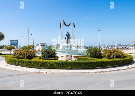 Chipiona, Cádáz, Spanien - 13. Juni 2021: Rocío Jurado Monument berühmte andalusische Kantaora in Chipiona, Cádáz, Andalusien, Spanien Stockfoto