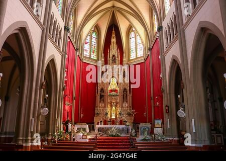 Chipiona, Cáááiz, Spanien - 13. Juni 2021: Hauptaltar des Heiligtums unserer Lieben Frau von Regla de Chipiona, eine große katholische Kirche, erbaut 1906, mit Got Stockfoto