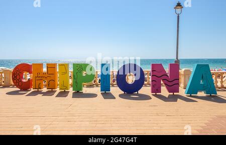 Chipiona, Cariz, Spanien - 13. Juni 2021: Mehrfarbiger Schild mit dem Namen Chipiona am Zugang zu einem seiner Strände, Cariz, Andalusien, Spanien Stockfoto