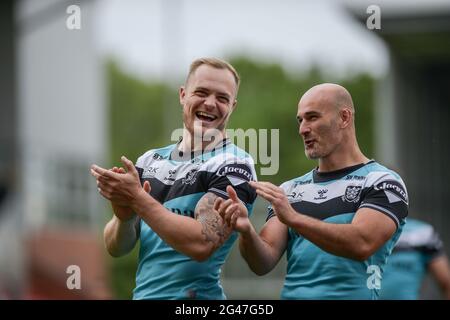 Leigh, England - 19. Juni 2021 - Adam Swift und Danny Houghton feiern Sieg in der Rugby League Betfred Super League Leigh Centurions gegen Hull FC im Leigh Sports Village Stadium, Leigh, Großbritannien Dean Williams/Alamy Live News Stockfoto