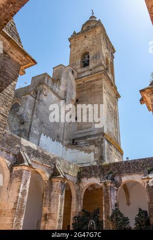 Blick auf die Turmglocke der Kirche Santa Maria in der Stadt Medina-Sidonia in der Provinz Cadaz, Andalusien, Spanien Stockfoto