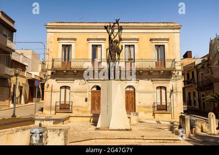 Ein Spaziergang durch die Straßen von Rosolini, Provinz Syrakus, Sizilien, Italien. (Garibaldi-Platz). Stockfoto