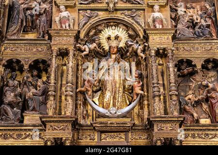 Medina-Sidonia, Caáiz, Spanien - 15. Juni 2021: Detail der Jungfrau von Alabaster La Coronada im Hauptaltar und Altarbild der Kirche Santa Maria in t Stockfoto