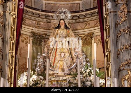 Medina-Sidonia, Cdiz, Spanien - 15. Juni 2021: Bild der Muttergottes des Friedens, Schutzpatronin von Medina-Sidonia in der Kirche Santa Maria, Cdiz, Anda Stockfoto