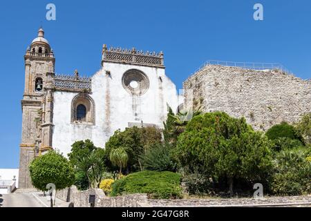 Fassade der Kirche Santa Maria in der Stadt Medina-Sidonia in der Provinz Cadarz, Andalusien, Spanien Stockfoto