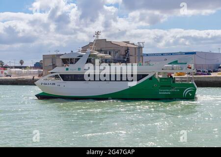 El Puerto de Santa Maria, Caáiz, Spanien - 16. Juni 2021: Katamaranfähre, die El Puerto de Santa Maria mit Cadi und Rota in Andalusien, Spai, verbindet Stockfoto