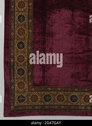 Vorhang aus auberginenfarbigem Velor, mit breitem Galon aus beigem und mehrfarbigem Velor mit Goldfaden versehen. Vorhang aus auberginenfarbigem Velor, mit breitem Galon aus beigem und mehrfarbigem Velor mit Goldfaden versehen. Modell: Velcro façade aus zwei Bahnen mit voller Breite und einem engeren Job. Vertikal verwickelte dekorative Kante mit Längsreep Velor. Entlang der Unterseite der dekorativen Kante in der Breite. Futter: Dunkelviolett-rotes Satinett, abgerundet mit weinrotem Ornament. Muster: Dekorative Kanten mit Motiven wie kaukasischem Steppstrand, alle Figuren mit Goldfaden. Auf weißem Band markiert: Fron Stockfoto