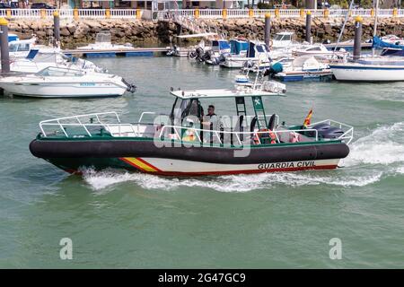 El Puerto de Santa María, Cádiz, Spanien - 16. Juni 2021: Schnellboot der Guardia Civil patrouilliert im Hafen. Staatliche Sicherheitskräfte und -Organe, Anda Stockfoto