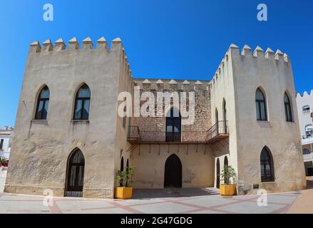 Die Burg Chipiona ist eine alte Festung in der Gemeinde Chipiona, Cádiz, Spanien. Im Laufe der Zeit hat es Veränderungen unterzogen, die alte haben Stockfoto