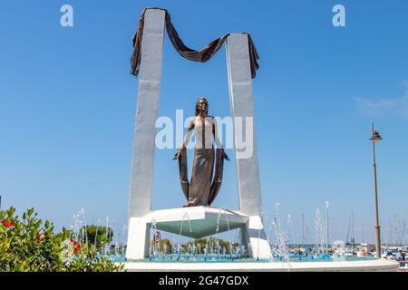 Chipiona, Cádáz, Spanien - 13. Juni 2021: Rocío Jurado Monument berühmte andalusische Kantaora in Chipiona, Cádáz, Andalusien, Spanien Stockfoto