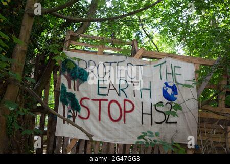 Wendover, Großbritannien. Juni 2021. Ein Banner ist vor dem Wendover Active Resistance Camp von Stop HS2 neben der A413 abgebildet. Große Landflächen rund um Wendover im Chilterns AONB wurden für das HS2-Eisenbahninfrastrukturprojekt bereits von Bäumen und Vegetation freigeräumt, trotz des konzertierten Widerstands von Anwohnern und Umweltaktivisten. Kredit: Mark Kerrison/Alamy Live Nachrichten Stockfoto