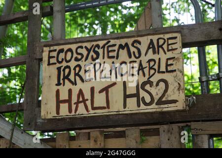 Wendover, Großbritannien. Juni 2021. Ein Schild ist vor dem Wendover Active Resistance Camp von Stop HS2 neben der A413 abgebildet. Große Landflächen rund um Wendover im Chilterns AONB wurden für das HS2-Eisenbahninfrastrukturprojekt bereits von Bäumen und Vegetation freigeräumt, trotz des konzertierten Widerstands von Anwohnern und Umweltaktivisten. Kredit: Mark Kerrison/Alamy Live Nachrichten Stockfoto