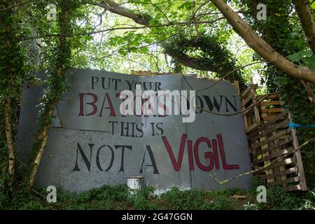 Wendover, Großbritannien. Juni 2021. Neben der A413 ist ein großes bemaltes Schild vor dem Wendover Active Resistance Camp von Stop HS2 abgebildet. Große Landflächen rund um Wendover im Chilterns AONB wurden für das HS2-Eisenbahninfrastrukturprojekt bereits von Bäumen und Vegetation freigeräumt, trotz des konzertierten Widerstands von Anwohnern und Umweltaktivisten. Kredit: Mark Kerrison/Alamy Live Nachrichten Stockfoto