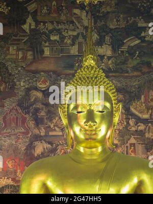 BANGKOK - JULI 25: Die wichtigste goldene Buddha-Statue mit einer zarten Wandmalerei aus thailändischer Kunst im Wat Suthat in Bangkok, Thailand, wurde am 25. Juli 2015 aufgenommen Stockfoto