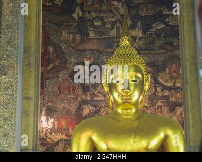 BANGKOK - JULI 25: Die wichtigste goldene Buddha-Statue mit einer zarten Wandmalerei aus thailändischer Kunst im Wat Suthat in Bangkok, Thailand, wurde am 25. Juli 2015 aufgenommen Stockfoto