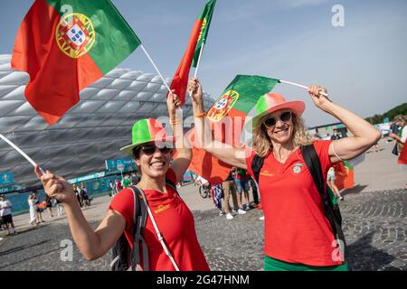 München, Deutschland. Juni 2021. Fußball: Europameisterschaft, Portugal - Deutschland, Vorrunde, Gruppe F, 2. Spieltag. Fans der portugiesischen Fußballnationalmannschaft aus Ponte de Lima (Portugal) kommen im Stadion an. Quelle: Matthias Balk/dpa/Alamy Live News Stockfoto