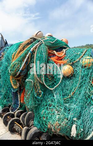 Am Kai Fischernetze und Bojen auf dem Cobb bei Lyme Regis, Dorset, England, Großbritannien Stockfoto