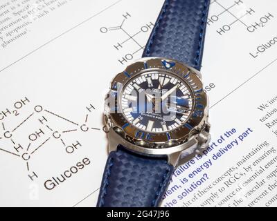 BANGKOK-SEPTEMBER 2: Seiko Taucher automatische Uhr, Royal blue Monster Limited Modell für nur Thailand, Platz auf Chemie Journal Papier selektiven Fokus Stockfoto