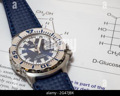 BANGKOK-SEPTEMBER 2: Seiko Taucher automatische Uhr, Royal blue Monster Limited Modell für nur Thailand, Platz auf Chemie Journal Papier selektiven Fokus Stockfoto