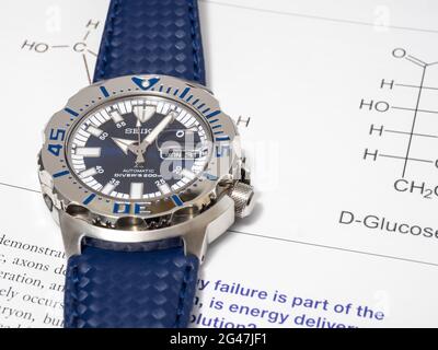 BANGKOK-SEPTEMBER 2: Seiko Taucher automatische Uhr, Royal blue Monster Limited Modell für nur Thailand, Platz auf Chemie Journal Papier selektiven Fokus Stockfoto