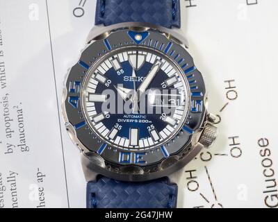 BANGKOK-SEPTEMBER 2: Seiko Taucher automatische Uhr, Royal blue Monster Limited Modell für nur Thailand, Platz auf Chemie Journal Papier selektiven Fokus Stockfoto