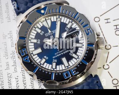 BANGKOK-SEPTEMBER 2: Seiko Taucher automatische Uhr, Royal blue Monster Limited Modell für nur Thailand, Platz auf Chemie Journal Papier selektiven Fokus Stockfoto