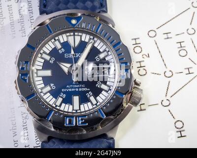 BANGKOK-SEPTEMBER 2: Seiko Taucher automatische Uhr, Royal blue Monster Limited Modell für nur Thailand, Platz auf Chemie Journal Papier selektiven Fokus Stockfoto