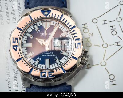 BANGKOK-SEPTEMBER 2: Seiko Taucher automatische Uhr, Royal blue Monster Limited Modell für nur Thailand, Platz auf Chemie Journal Papier selektiven Fokus Stockfoto