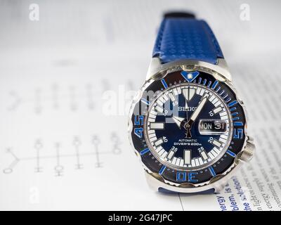 BANGKOK-SEPTEMBER 2: Seiko Taucher automatische Uhr, Royal blue Monster Limited Modell für nur Thailand, Platz auf Chemie Journal Papier selektiven Fokus Stockfoto