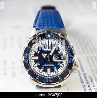 BANGKOK-SEPTEMBER 2: Seiko Taucher automatische Uhr, Royal blue Monster Limited Modell für nur Thailand, Platz auf Chemie Journal Papier selektiven Fokus Stockfoto