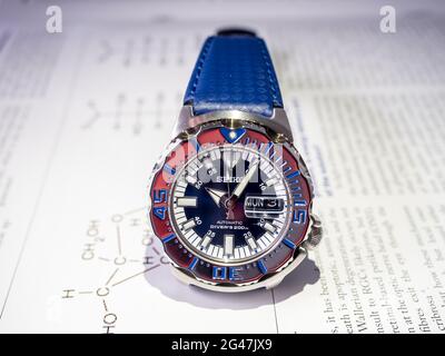 BANGKOK-SEPTEMBER 2: Seiko Taucher automatische Uhr, Royal blue Monster Limited Modell für nur Thailand, Platz auf Chemie Journal Papier selektiven Fokus Stockfoto