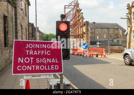 Verkehrszeichen und Verkehrsampeln bei Straßenarbeiten in Hexham am alten Swimmingpool Stockfoto