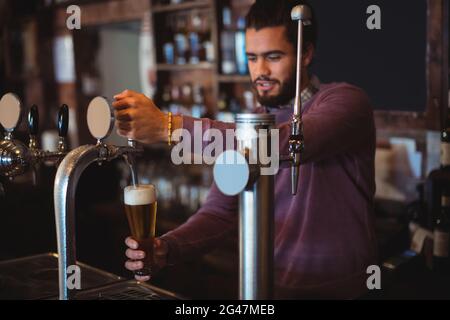 Barkeeper Bier aus bar Pumpe füllen Stockfoto