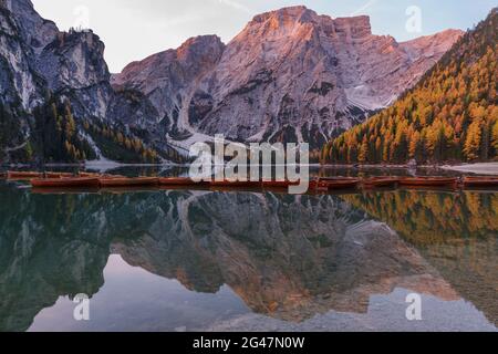 Der wunderschöne Prags-See im Spätherbst, Perle der Dolomiten, UNESCO-Weltkulturerbe, Italien Stockfoto