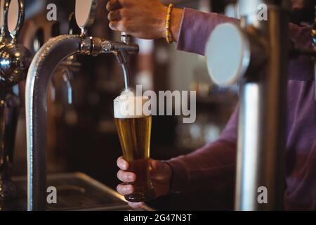 Nahaufnahme der bar Bier zarte Füllung aus bar-Pumpe Stockfoto