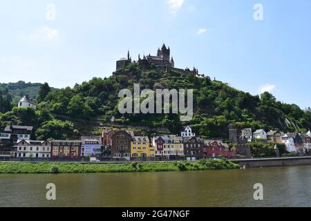 Reichsburg Cochem mit bunten Häusern am Wasser Stockfoto