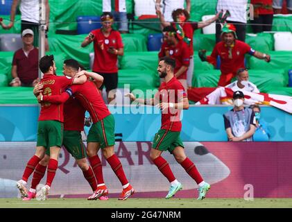 München, Deutschland. Juni 2021. Fußball: Europameisterschaft, Portugal - Deutschland, Vorrunde, Gruppe F, 2. Spieltag in der EM Arena München. Der Portugiesen Cristiano Ronaldo (2. Von links) feiert das 1:0. Quelle: Christian Charisius/dpa/Alamy Live News Stockfoto