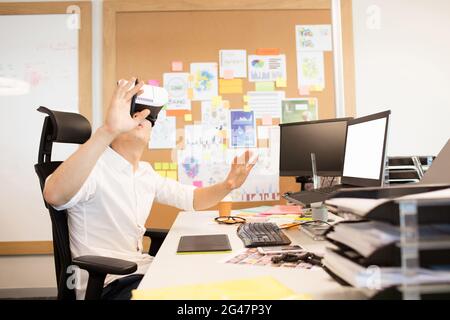 Kreative Designer, gestikulieren und erleben Sie Vr-Brillen Stockfoto