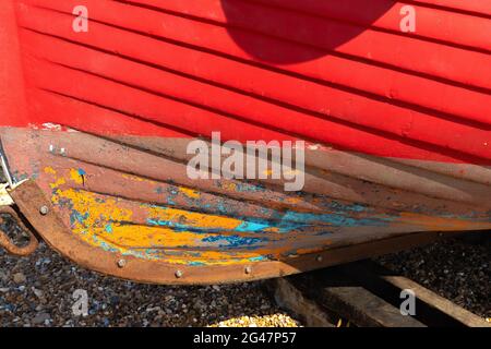 Nahaufnahme eines roten Fischerbootes am Strand von Hythe, Kent Stockfoto