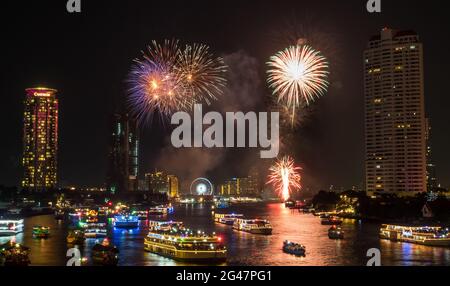 BANGKOK - 1. JANUAR: Silvesterfeuerwerk am Chaophraya-Fluss, Blick von der Taksin-Brücke in Bangkok, Thailand, am 1. Januar 2016 Stockfoto