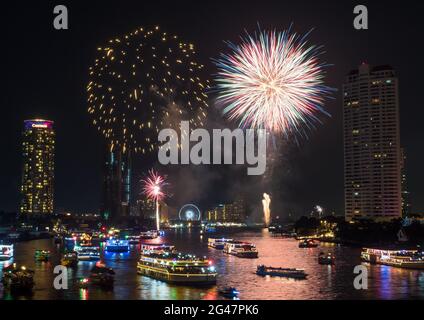 BANGKOK - 1. JANUAR: Silvesterfeuerwerk am Chaophraya-Fluss, Blick von der Taksin-Brücke in Bangkok, Thailand, am 1. Januar 2016 Stockfoto