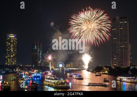 BANGKOK - 1. JANUAR: Silvesterfeuerwerk am Chaophraya-Fluss, Blick von der Taksin-Brücke in Bangkok, Thailand, am 1. Januar 2016 Stockfoto