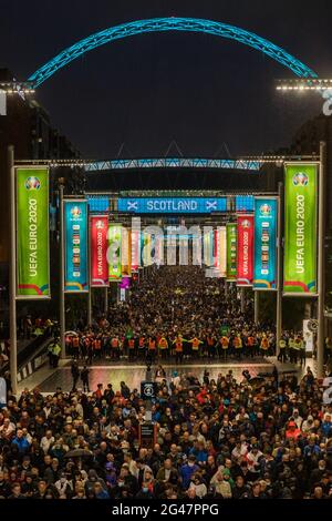 22,500 Fans füllen den olympischen Weg, als sie das Wembley-Stadion verlassen, nachdem England gegen Schottland heute Abend in einem torlosen Unentschieden bei der EM 2020 endete Stockfoto