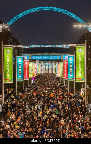 22,500 Fans füllen den olympischen Weg, als sie das Wembley-Stadion verlassen, nachdem England gegen Schottland heute Abend in einem torlosen Unentschieden bei der EM 2020 endete Stockfoto