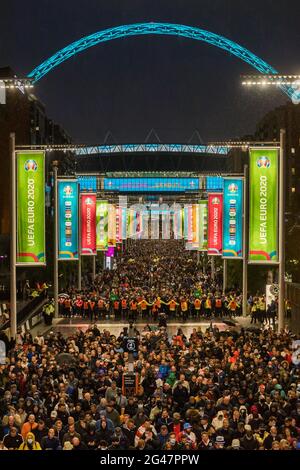 22,500 Fans füllen den olympischen Weg, als sie das Wembley-Stadion verlassen, nachdem England gegen Schottland heute Abend in einem torlosen Unentschieden bei der EM 2020 endete Stockfoto