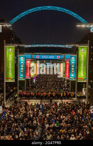 22,500 Fans füllen den olympischen Weg, als sie das Wembley-Stadion verlassen, nachdem England gegen Schottland heute Abend in einem torlosen Unentschieden bei der EM 2020 endete Stockfoto