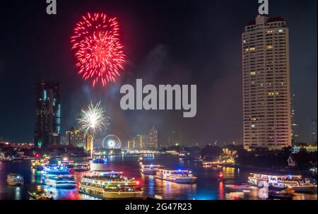 BANGKOK - 1. JANUAR: Silvesterfeuerwerk am Chaophraya-Fluss, Blick von der Taksin-Brücke in Bangkok, Thailand, am 1. Januar 2016 Stockfoto