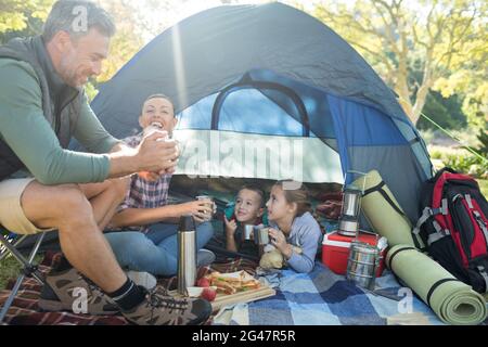 Familie interagieren, während in Snacks außerhalb der Hütte Stockfoto